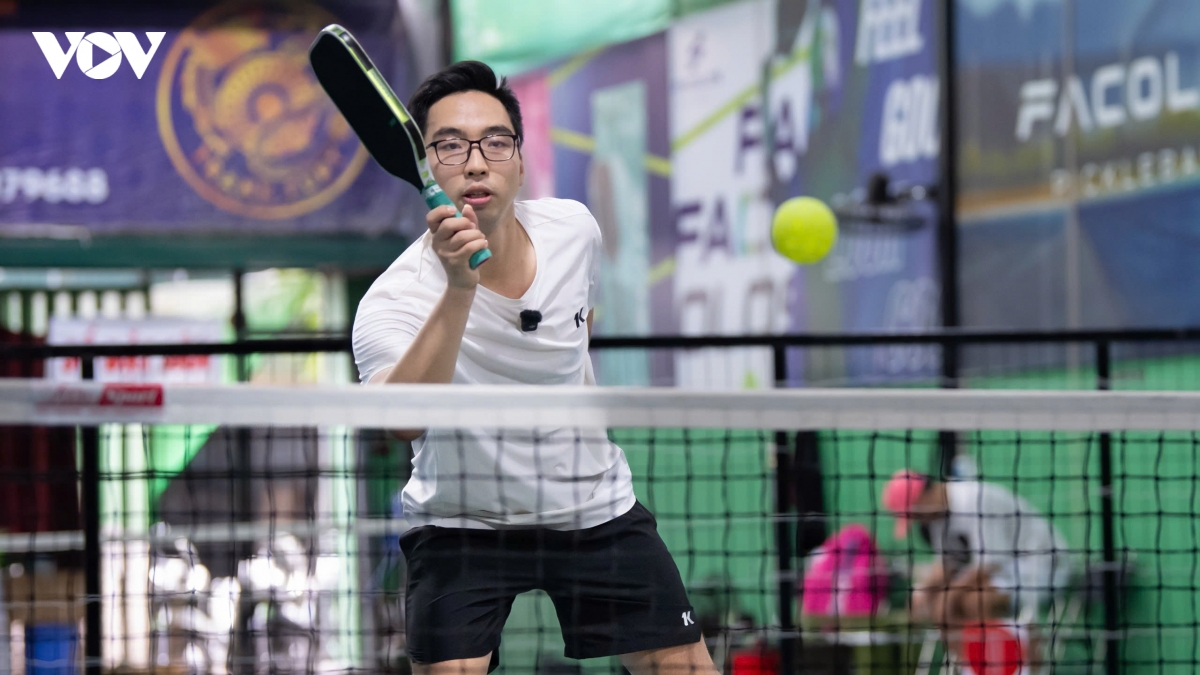 Sửa lỗi lùi nhảy smash khi bị lốp bóng trên vạch bếp trong thi đấu Pickleball